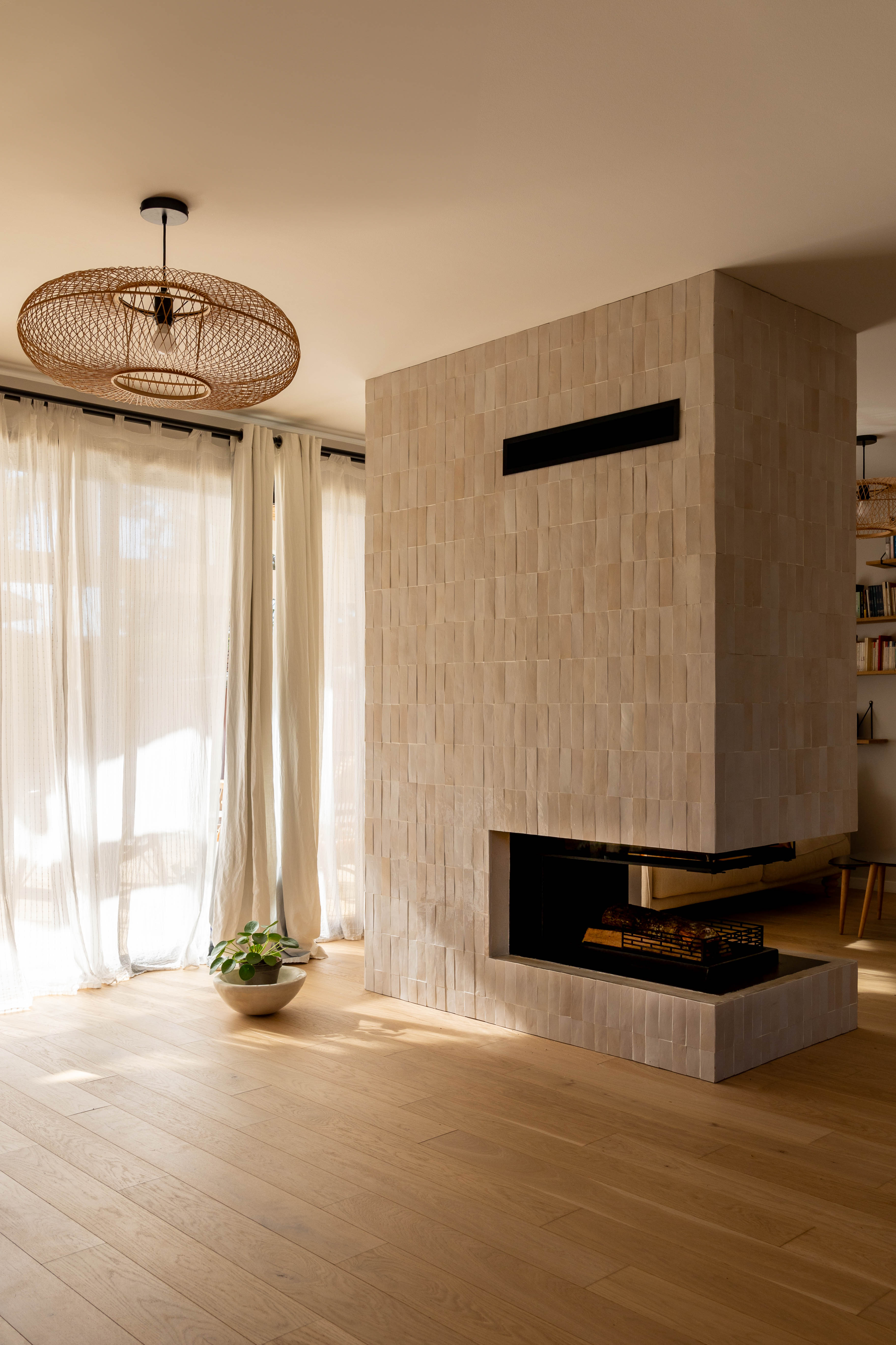 Meuble cheminee beton cire et carrelage